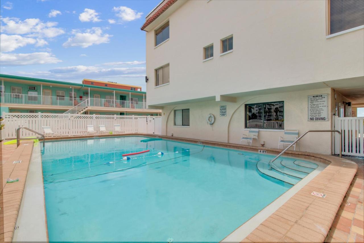 Redington Surf Resort By Travel Resort Services St. Pete Beach Exterior photo